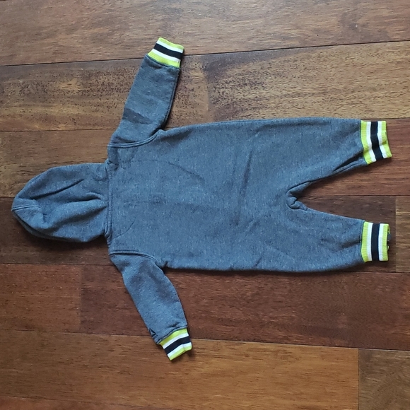 Reebok | Onesie - Picture 2 of 5